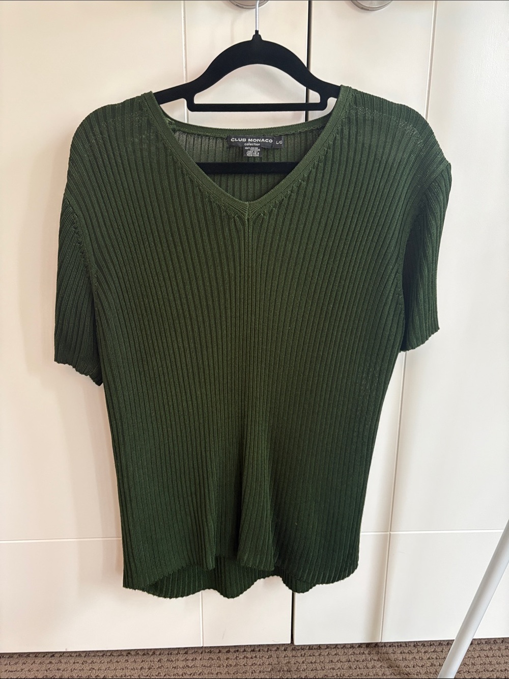 Club Monaco Ribbed Short Sleeve V-Neck Top in Dark Green